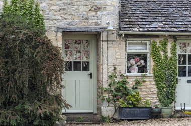 Bibury, Cotswolds, Uk - 28 Mayıs 2018: Dünyaca ünlü Arlington Row, Bibury, Gloucestershire, İngiltere 'de kendine özgü sarı kireçtaşından yapılmış geleneksel kır evleri   