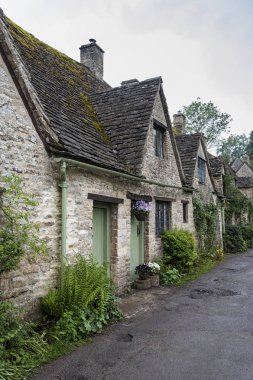 Bibury, Cotswolds, Uk - 28 Mayıs 2018: Dünyaca ünlü Arlington Row, Bibury, Gloucestershire, İngiltere 'de kendine özgü sarı kireçtaşından yapılmış geleneksel kır evleri   