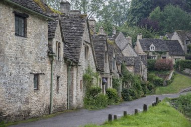 Bibury, Cotswolds, Uk - 28 Mayıs 2018: Dünyaca ünlü Arlington Row, Bibury, Gloucestershire, İngiltere 'de kendine özgü sarı kireçtaşından yapılmış geleneksel kır evleri   