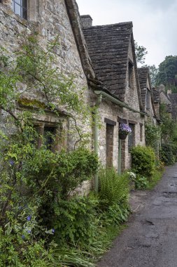 Bibury, Cotswolds, Uk - 28 Mayıs 2018: Dünyaca ünlü Arlington Row, Bibury, Gloucestershire, İngiltere 'de kendine özgü sarı kireçtaşından yapılmış geleneksel kır evleri   