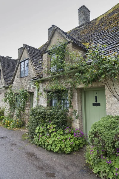 Bibury, Cotswolds, Uk - 28 Mayıs 2018: Dünyaca ünlü Arlington Row, Bibury, Gloucestershire, İngiltere 'de kendine özgü sarı kireçtaşından yapılmış geleneksel kır evleri   