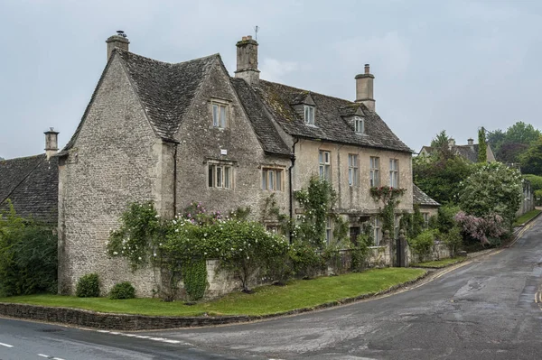Bibury, Cotswolds, Uk - 28 Mayıs 2018: Bibury, Gloucestershire, İngiltere 'de kendine özgü sarı kireçtaşından yapılmış geleneksel kır evleri   