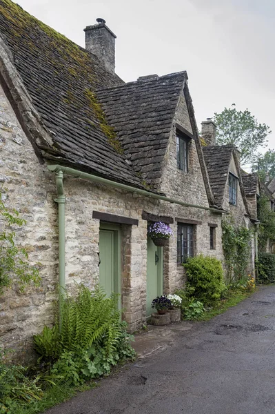 Bibury Cotswolds Května 2018 Tradiční Chalupy Bavlněného Kamene Postavené Výrazného — Stock fotografie