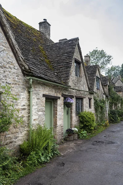 Bibury Cotswolds Května 2018 Tradiční Chalupy Bavlněného Kamene Postavené Výrazného — Stock fotografie