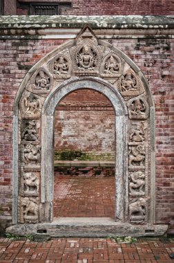 PATAN, LALITPUR, NEPAL - 15 AĞUSTOS 2018: Sundari Chowk 'un avlusunda, Patan Durbar Meydanı' ndaki Patan Kraliyet Sarayı Kompleksi 'nde - Lalitpur, Nepal