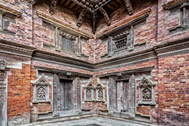 PATAN, LALITPUR, NEPAL - 15 AĞUSTOS 2018: Sundari Chowk 'un avlusunda, Patan Durbar Meydanı' ndaki Patan Kraliyet Sarayı Kompleksi 'nde - Lalitpur, Nepal