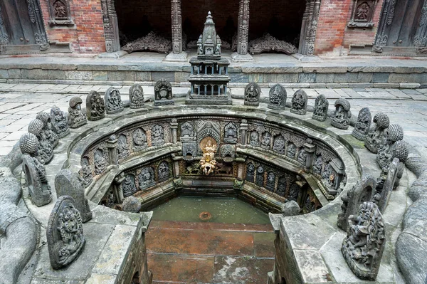 Patan Durbar Squareの3つの主要な中庭の1つであるSundari Chowkの美しい中庭の中にあるTusha Hitiとして知られる非常に彫刻された沈没した水タンク ネパール — ストック写真