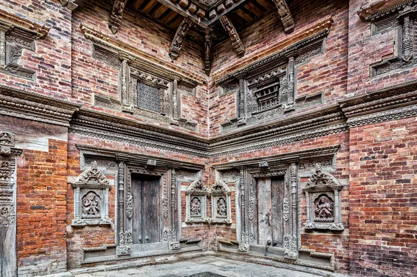 PATAN, LALITPUR, NEPAL - 15 AĞUSTOS 2018: Sundari Chowk 'un avlusunda, Patan Durbar Meydanı' ndaki Patan Kraliyet Sarayı Kompleksi 'nde - Lalitpur, Nepal