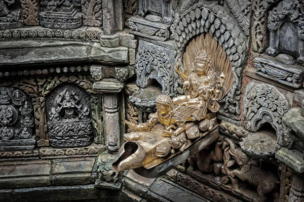 Patan Durbar Meydanı 'ndaki üç ana avludan biri olan Sundari Chowk' un içindeki Tusha Hiti olarak bilinen harika oyulmuş su tankının ayrıntıları...