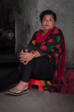 KATHMANDU, NEPAL - 14 Ağustos 2018: Kimliği belirsiz nepalli kadın Katmandu caddesinde oturuyor