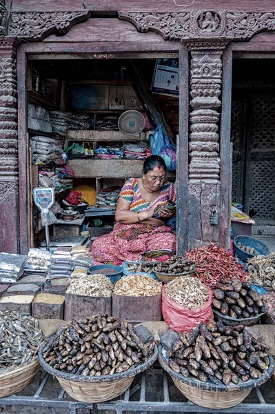 Kathmandu Nepal Agosto 2018 Una Mujer Nepalesa Identificada Sienta Tienda —  Fotos de Stock
