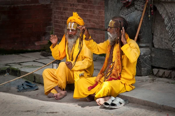 Kathmandu Nepal August 2018 Unidentified Hinduist Sadhu Traditional Yellow Painted — Stock Photo, Image