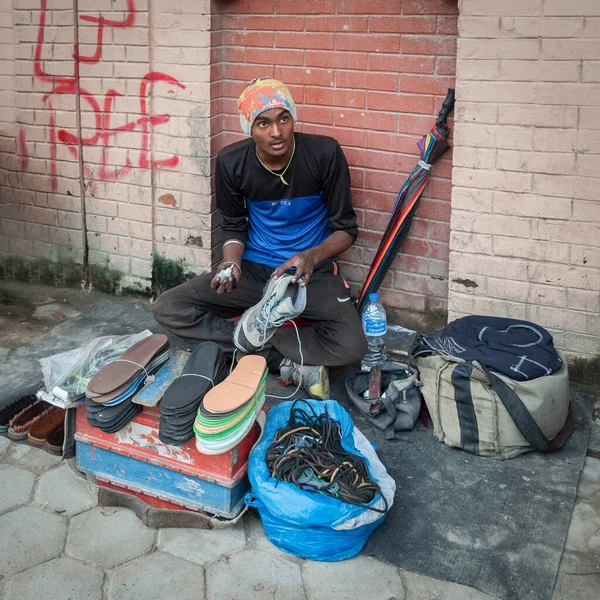 Kathmandu Nepal August 2018 Oidentifierad Nepalesisk Skomakare Sitter Gatan Katmandu — Stockfoto