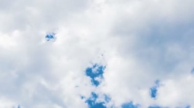Açık mavi gökyüzünde dramatik beyaz rüzgarlı bulutlu kullanım hızlandırılmış hareket arkaplanının hızlandırılmış video görüntüsü