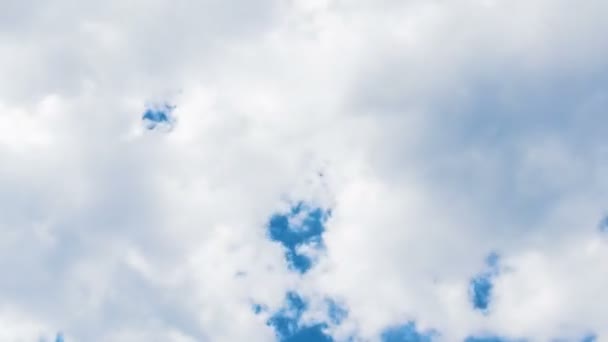 Time lapse vidéo mouvement des images de dramatique blanc venteux nuageux utilisation time-lapse mouvement fond sur ciel bleu clair 