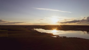 Günbatımı gökyüzü yansıması. Bulutlu mavi gökyüzü doğa konsepti