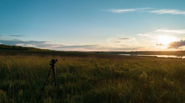 Üç ayaklı kamerayla gün doğumu gökyüzü inanılmaz. Gökyüzü yansıması