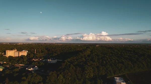 Cielo Blu Paesaggio Con Città Nuvole Concetto Natura — Foto Stock