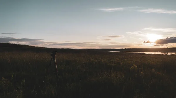 Atemberaubender Sonnenaufgangshimmel Mit Der Kamera Auf Dem Stativ Spiegelung Des lizenzfreie Stockfotos