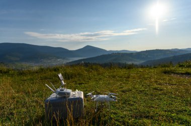 Dağlar, güneş ve çam ağaçlarıyla kaplı. Gün doğumu