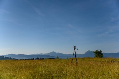 Üç ayaklı kamerayla gün doğumu gökyüzü inanılmaz. Gökyüzü yansıması. Yaz mevsiminde güneş ve çam ağaçlarıyla birlikte güneş doğar. Kayalarla manzara, bulutlarla güneşli gökyüzü