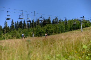 Bir çift turist dağ yolunda yürüyüşe çıkıyor.