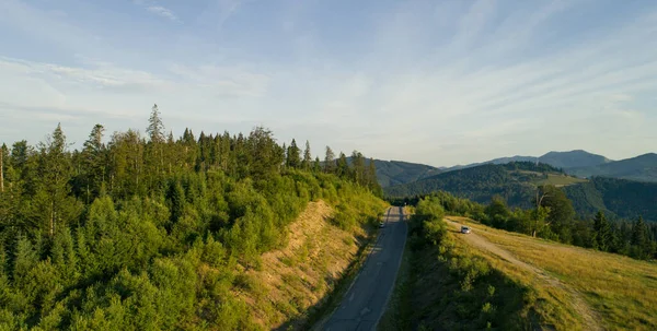 Bergstraße Landschaft Mit Felsen Sonnigem Himmel Mit Wolken Und Schöner — Stockfoto