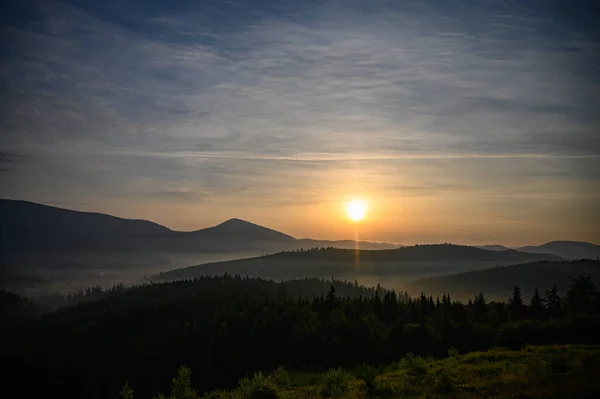 Montañas Verano Atardecer Paisaje Con Sol Pinos Alpinos —  Fotos de Stock