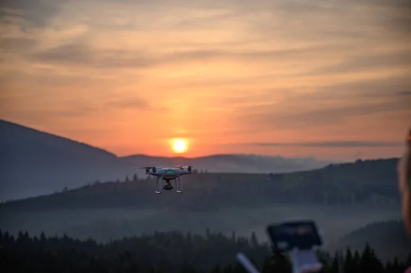 Silhouet Drone Vliegen Berg Zonsopgang Hemel Met Wolken Luchtfotografie Berglandschap — Stockfoto