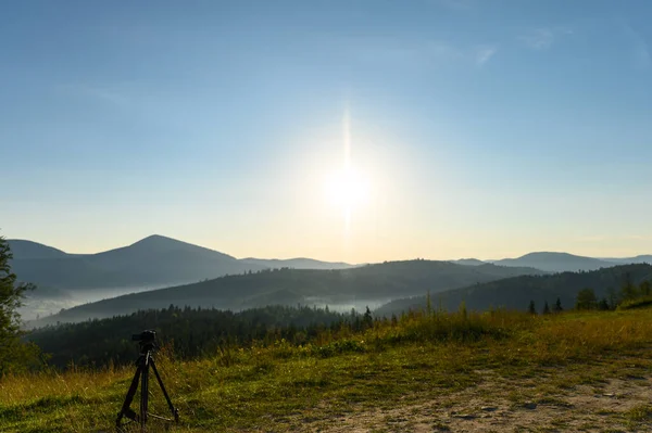 Fantastisk Soluppgång Himmel Med Kameran Stativet Himmelreflektion Berg Sommar Soluppgång — Stockfoto