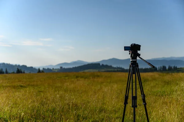 三脚の上のカメラで素晴らしい日の出の空 空の反射 太陽と高山の松と山の夏の日の出の風景 岩と風景 雲と晴れ空 — ストック写真