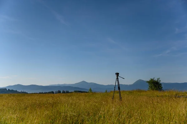 Atemberaubender Sonnenaufgangshimmel Mit Der Kamera Auf Dem Stativ Himmelsspiegelung Berge — Stockfoto