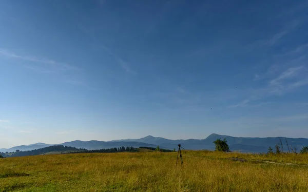 Atemberaubender Sonnenaufgangshimmel Mit Der Kamera Auf Dem Stativ Himmelsspiegelung Berge — Stockfoto