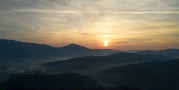 Montanhas Paisagem Com Sol Pinheiros Alpinos Nascer Sol Fotografia De Stock