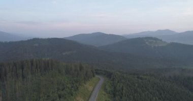 Dağ yolu. Taşlı manzara, bulutlu güneşli gökyüzü ve güzel asfalt yol. Seyahat geçmişi. Dağlarda otoyol. Gün doğumu dağ manzarası çok güzel. Dağlarda sis var. Hava görünümü.
