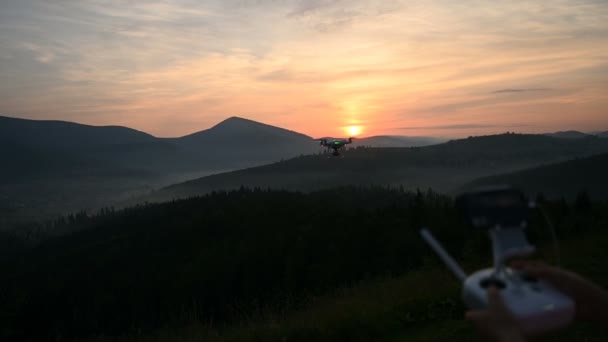 轮廓无人机带着云彩在日出的山上飞行 空中摄影 高山景观 有阳光和高山松树 — 图库视频影像
