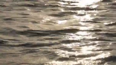 Güneş gün batımında suya yansıyor.