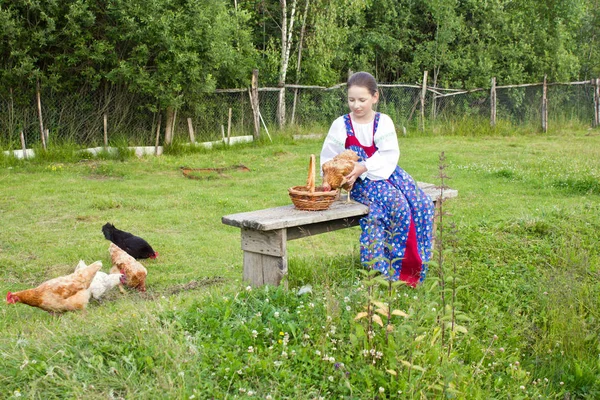 Uma Jovem Vestido Popular Russo Sentada Banco Alimentando Galinhas — Fotografia de Stock