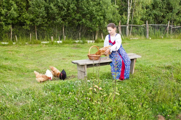 Uma Jovem Vestido Popular Russo Sentada Banco Alimentando Galinhas — Fotografia de Stock