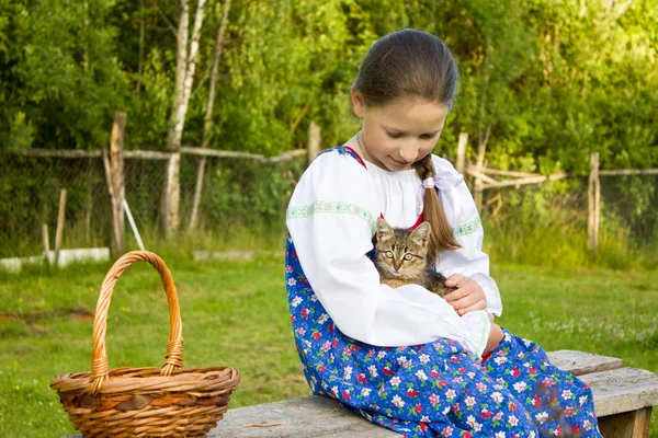 Una Joven Vestido Popular Ruso Con Gatito Sus Manos Ropa — Foto de Stock