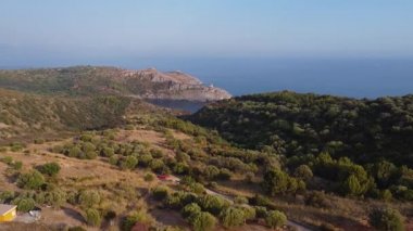 Marina di Camerota kıyı şeridinden sola dönüyor.