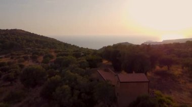 Gün batımında Marina di Camerota dağlarında uçmak