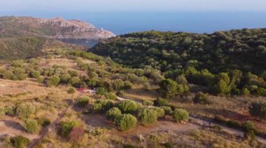 Marina di Camerota kıyı şeridi üzerinde dönüyor.