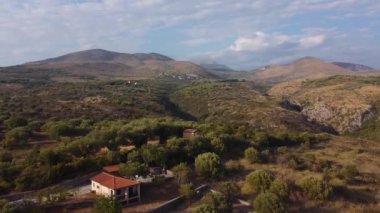 Marina di Camerota dağlarının üzerinden geçiyor.