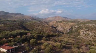 Marina di Camerota dağlarını ve sahil şeridini tarıyorum.