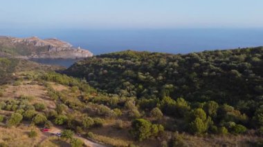 Marina di Camerota kıyı şeridinde yavaş uçuyor.