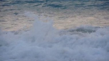 Sahildeki deniz dalgaları