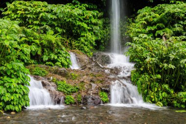 Benang Kelambu şelale Endonezya dili üzerinde bulutlu gün Lombok Adası