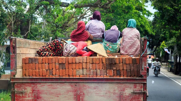 Gruppe Muslimischer Frauen Auf Einem Lkw Mit Ziegelsteinen Einer Stadt — Stockfoto