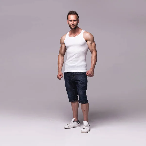 Portret van atletische man in de witte onderhemdje — Stockfoto